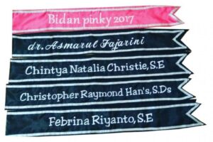Agar Wisuda Anda Tampak Kece Order Selempang Nama yuk!